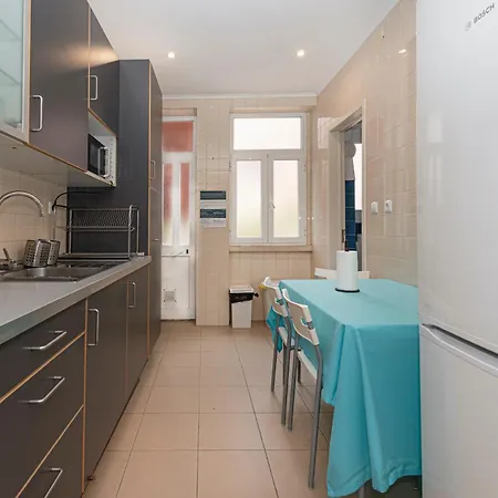 Houze_central Lisbon, 4 Flat W/ Zoo View